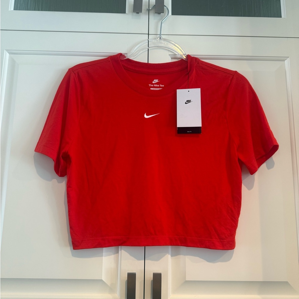 NWT Nike Slim fit cropped tshirt Medium